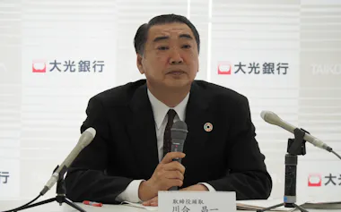 27年3月期決算について説明する大光銀行の川合昌一頭取(15日、新潟市)