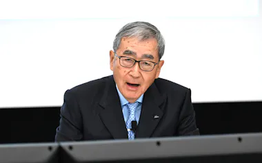決算説明会に登壇した内藤晴夫最高経営責任者(CEO)(15日、東京都文京区)