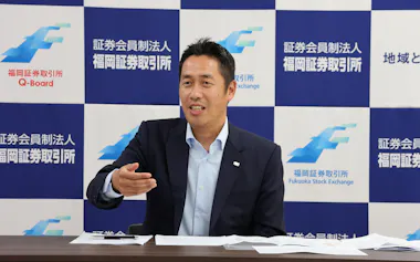 記者会見する安井卓社長(15日、福岡市)