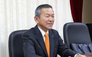 記者会見する西部電機の税所幸一社長(15日、福岡市)