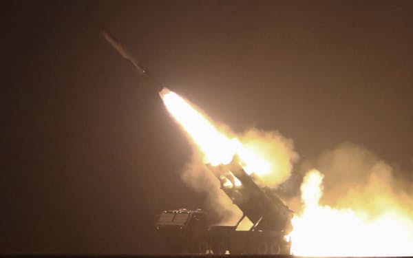 23日未明、北朝鮮の朝鮮人民軍が行った戦略巡航ミサイル「ファサル2」の発射訓練＝朝鮮中央通信・共同