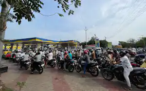 ガソリン値上げを受けて給油所で長い列をなすバイクの運転手(15日、インド東部ブバネシュワル)=ロイター ガソリン値上げを受けて給油所で長い列をなすバイクの運転手(15日、インド東部ブバネシュワル)=ロイター