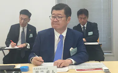 決算について説明する渡辺直人社長(15日、大阪市)