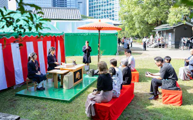 東京都主催の「東京大茶会」では東京産抹茶をふるまった=東京都提供