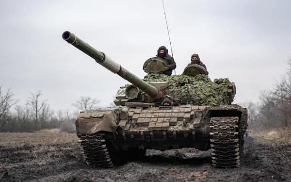 ロシア軍の戦車に乗る兵士＝1月23日、ウクライナ南部ザポロジエ州（タス＝共同）