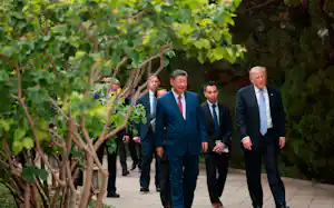 北京の中南海を散歩する中国の習近平国家主席㊧とトランプ米大統領(15日、北京)=AP 北京の中南海を散歩する中国の習近平国家主席㊧とトランプ米大統領(15日、北京)=AP