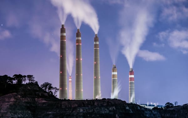 アジアの脱炭素は世界の気候変動対策の行方を左右する（インドネシア・ジャワ島西部の石炭火力発電所）＝ロイター