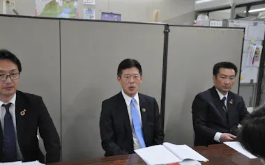 決算会見に臨む清水銀行の岩山靖宏頭取(15日、静岡市)