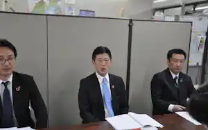 決算会見に臨む清水銀行の岩山靖宏頭取(15日、静岡市) 決算会見に臨む清水銀行の岩山靖宏頭取(15日、静岡市)