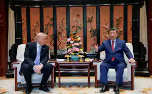 トランプ米大統領㊧と中国の習近平国家主席は両国間の貿易を巡り協議した(15日、北京の中南海) トランプ米大統領㊧と中国の習近平国家主席は両国間の貿易を巡り協議した(15日、北京の中南海)