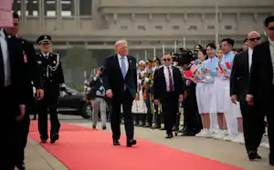 トランプ米大統領は2日間にわたる習近平国家主席との会談を終え、帰国の途についた(15日、北京首都国際空港)=ロイター トランプ米大統領は2日間にわたる習近平国家主席との会談を終え、帰国の途についた(15日、北京首都国際空港)=ロイター