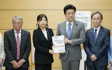 「UAゼンセン」の永島智子会長(中央左)から署名簿を受け取る木原官房長官(同右)。左端は拉致被害者松本京子さんの兄孟さん(15日午後、首相官邸)=共同