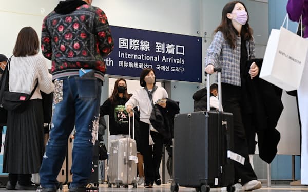 年末年始を海外で過ごした人たちで混雑する関西国際空港の到着ロビー（1月3日）