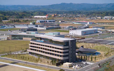 FUTATABI FUTABA FUKUSHIMAの周辺には東日本大震災・原子力災害伝承館(左)や新設の工場が並ぶ(福島県双葉町)