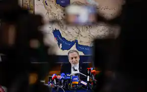 BRICS外相会合の後、記者会見するイランのアラグチ外相(15日、ニューデリー)=ロイター BRICS外相会合の後、記者会見するイランのアラグチ外相(15日、ニューデリー)=ロイター