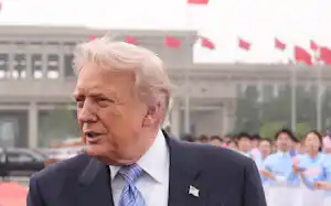 北京の空港で大統領専用機に向かうトランプ米大統領(15日)=AP 北京の空港で大統領専用機に向かうトランプ米大統領(15日)=AP