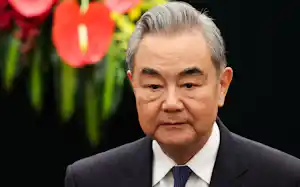 中国の王毅外相(12日、北京の人民大会堂)=ロイター 中国の王毅外相(12日、北京の人民大会堂)=ロイター
