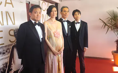 上映後の取材に応じる(左から)濱口竜介監督、岡本多緒、長塚京三、黒崎煌代