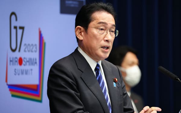 Ｇ７首脳オンライン会議を前に記者会見する岸田首相（24日、首相官邸）
