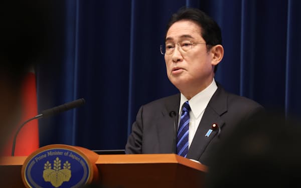 Ｇ７首脳オンライン協議を前に記者会見する岸田首相（24日、首相官邸）