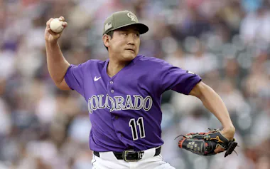 ダイヤモンドバックス戦に先発し、5回7安打2失点で4勝目を挙げたロッキーズ・菅野。日米通算で150勝とした(16日、デンバー)=ゲッティ共同