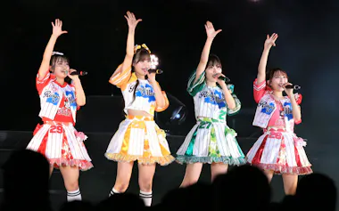 ライブで歌と踊りを披露するりんご娘(16日、青森県弘前市)