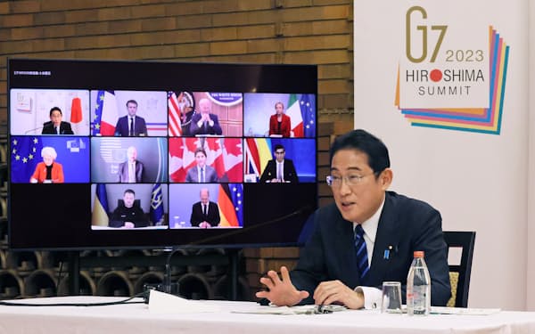 G7首脳とのオンライン会議に臨む岸田文雄首相（24日夜、首相公邸）＝内閣広報室提供