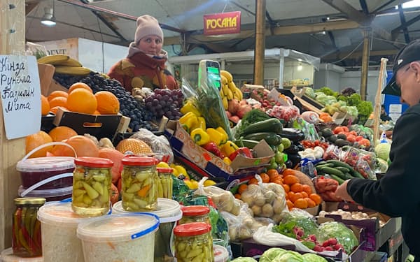 リビウ中心部の市場には色とりどりの野菜や果物があふれる