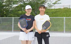 小湊陽子さん㊨は長女の美波さん㊧とダブルスを組んで大会に出場することもある(水戸市「niko and … BASE」の屋外コート) 小湊陽子さん㊨は長女の美波さん㊧とダブルスを組んで大会に出場することもある(水戸市「niko and … BASE」の屋外コート)