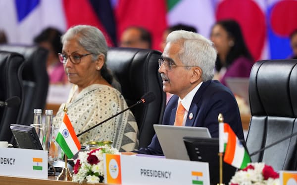 G20財務相・中央銀行総裁会議で発言するインド準備銀行のダス総裁㊨（24日、ベンガルール）＝ロイター