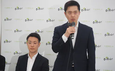 来春に再出馬する意向を表明した大阪府の吉村知事(右)と大阪市の横山市長(17日、大阪市)