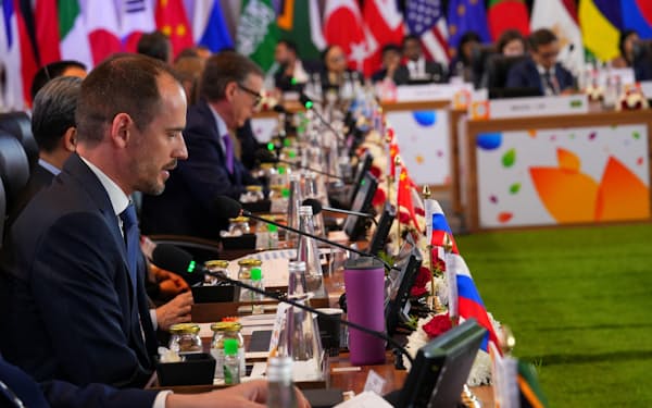 G20財務相・中央銀行総裁会議に参加したロシア代表（手前）＝24日、インド・ベンガルール（ロイター＝共同）