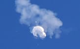 うち落とされる中国の偵察用とみられる気球=4日、アメリカサウスカロライナ州沖（ロイター=共同）
