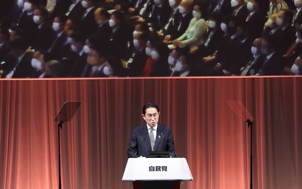 自民党大会で演説する岸田首相（26日、東京都港区）