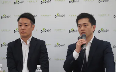 大阪府の吉村知事㊨と大阪市の横山市長は来年の統一地方選に再出馬する意向を表明した(17日、大阪市)