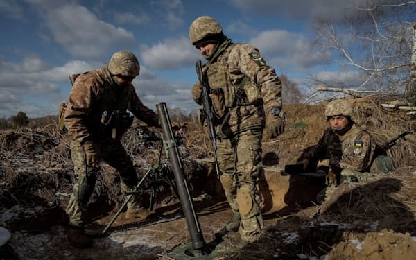 北部からの再侵攻への備えを強いられている（２月20日、ベラルーシとの国境に近いリウネ州で軍事演習をするウクライナ軍の兵員）＝ロイター