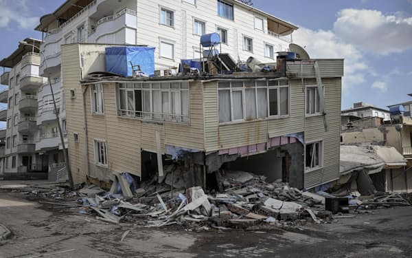 トルコ南部カフラマンマラシュ県で地震により損壊した建物（25日）＝ゲッティ共同