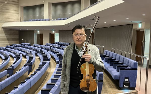 能登ヒバのバイオリンを手にする金沢交響楽団の西野卓実団長