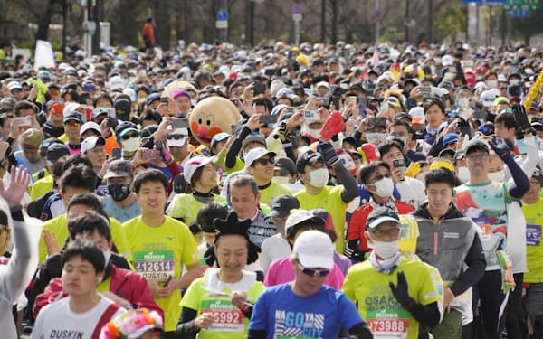第11回大阪マラソンで、一斉にスタートする大勢のランナー（26日午前、大阪市）＝共同