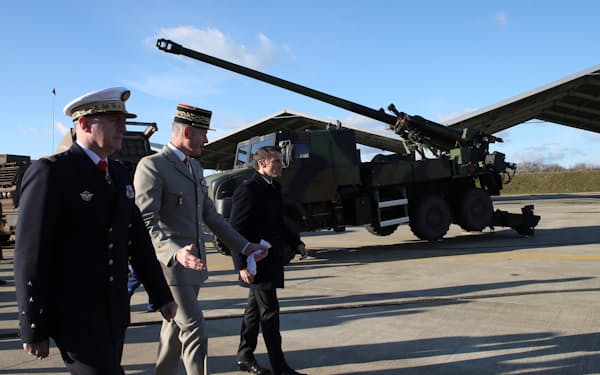 フランス・モンドマルサン空軍基地を歩くマクロン大統領（右奥）ら（１月）＝ロイター