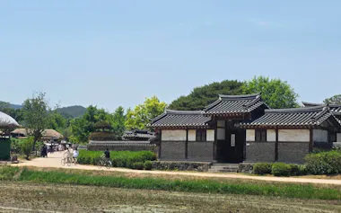 韓国南東部・慶尚北道の安東にある世界遺産「河回村」(17日)