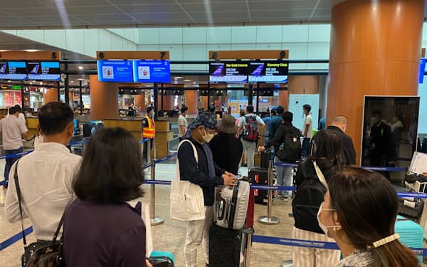 出国に向け航空会社のカウンターに並ぶ人々（2月、ヤンゴン国際空港）