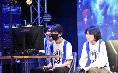 部活動の「eスポーツ部」で活動する生徒=N高等学校・S高等学校・R高等学校提供