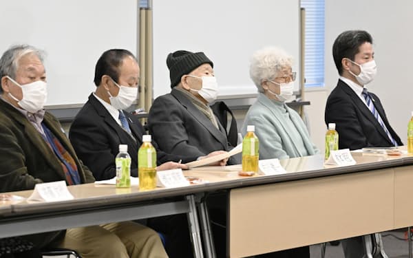 拉致被害者家族会と「救う会」の会合に臨む横田早紀江さん（右から2人目）ら＝26日午後、東京都港区