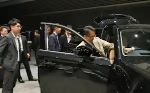 マツダの店長決起大会で新型「CX-5」の研修を受ける販売店の店長ら(13日、東京都千代田区) マツダの店長決起大会で新型「CX-5」の研修を受ける販売店の店長ら(13日、東京都千代田区)