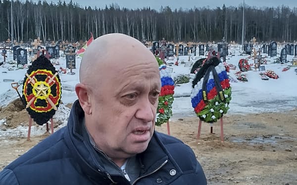 ウクライナでの戦闘で死亡したワグネル戦闘員の葬儀に参列したプリゴジン氏＝ＡＰ