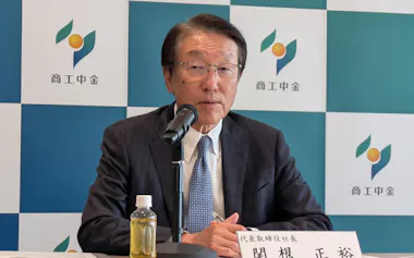 2026年3月期の決算記者会見に臨む商工中金の関根正裕社長