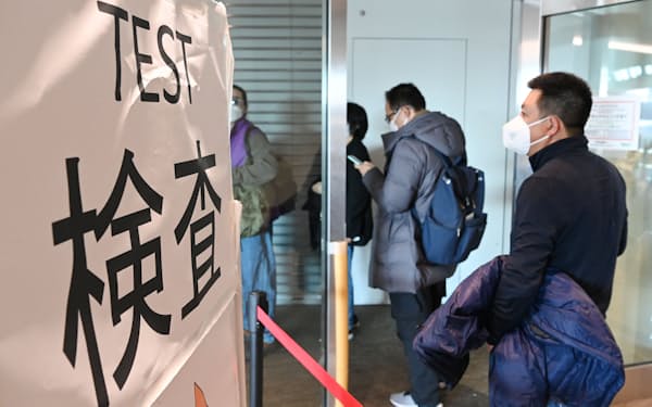 中国から到着し、入国時に抗原定量検査を受ける搭乗客（1月、成田空港）