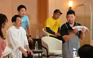 瀬戸内海でとれたヒラをさばく老舗鮮魚店「魚春」の光畑隆治氏㊨(18日、岡山市) 瀬戸内海でとれたヒラをさばく老舗鮮魚店「魚春」の光畑隆治氏㊨(18日、岡山市)