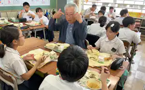 子どもたちが「おいしい」と言って食べる姿は生産者の励みになるという(25年5月、大阪府泉大津市の小学校で) 子どもたちが「おいしい」と言って食べる姿は生産者の励みになるという(25年5月、大阪府泉大津市の小学校で)